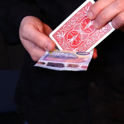 PUSH (Rot) by Sultan Orazaly - Karte durch Geldschein